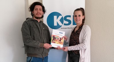 Lena Meding vom KSB Verden überreicht das Positionspapier Integration des LSB Niedersachsen an Carlos Morgado