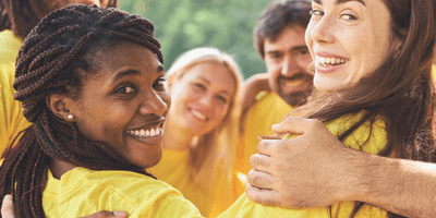 Das Bild zeigt Menschen unterschiedlicher Hautfarbe, die zusammen lachen. Es stammt von der Titelseite des Positionspapiers zum Thema Integration des Landessportbundes Niedersachsen.